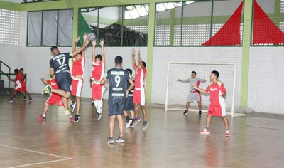 Equipes do CAM e CNP disputam a primeira partida de handebol 