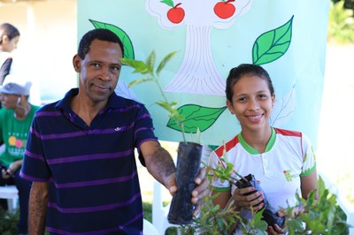 O docente Iraci Fidelis levou uma exposição de plantas medicinais para a feira