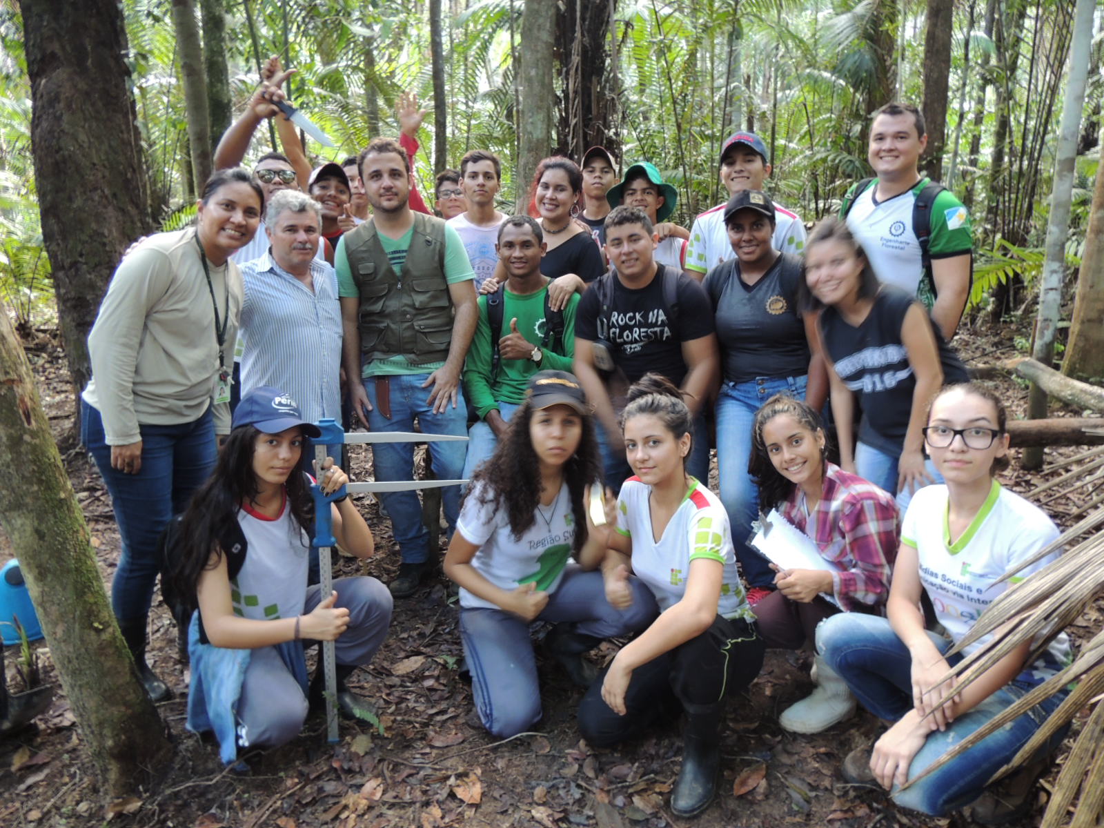 Alunos do Novo Paraíso e Uerr iniciam coleta de espécies florestais em trilha ecológica