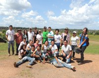 Alunos participam de aula prática em fazenda de Caracaraí