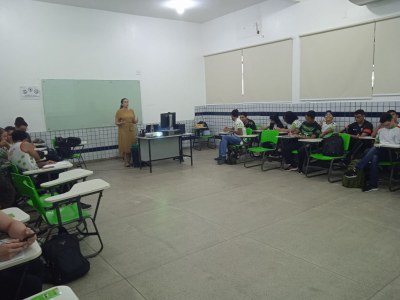 A professora Tatiane Lopes explicando sobre a importância do currículo para pleitear uma vaga no mercado de trabalho