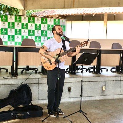 Professor Leandro Brito realizou uma bela apresentação musical 