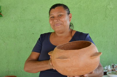 Rosilene Andrade produz panelas de barro