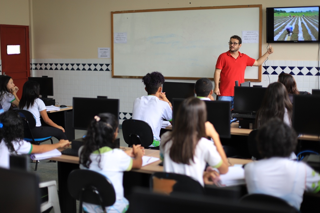 IFRR lança editais de concurso público para professores e técnicos